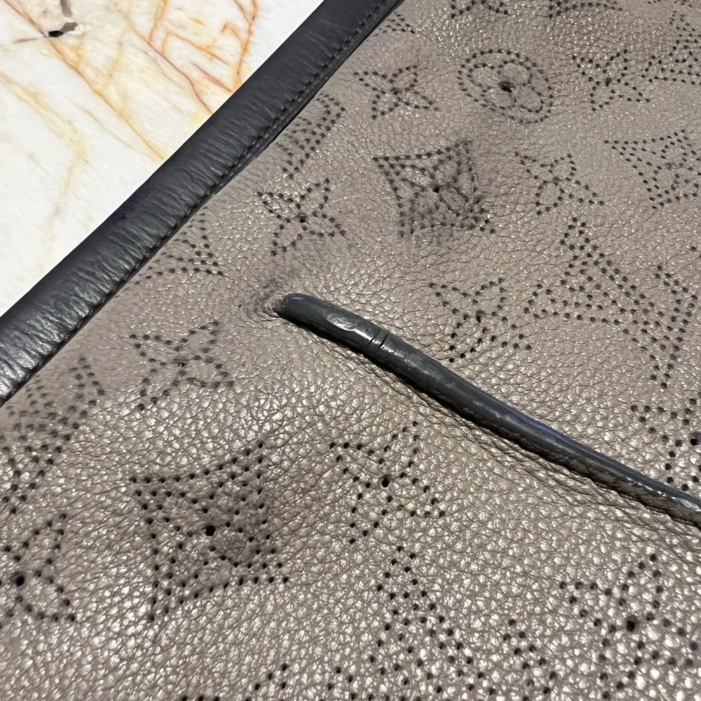 Authentic Louis Vuitton Ombre taupe Mahina leather SELENE MM Shoulder Bag - Picture 4 of 11